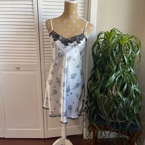 Vintage Morgan Taylor, intimates, white satin, black roses, black lace sz M